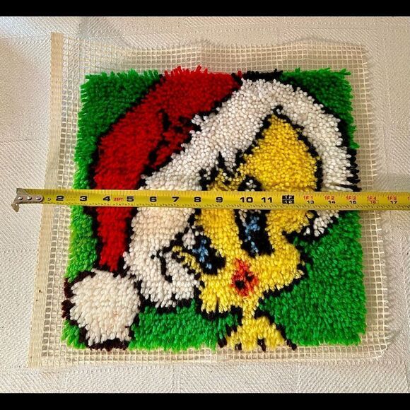 Warner Bros Looney Tunes Tweety Bird Christmas Finished Latch Hook Kit - Picture 4 of 5